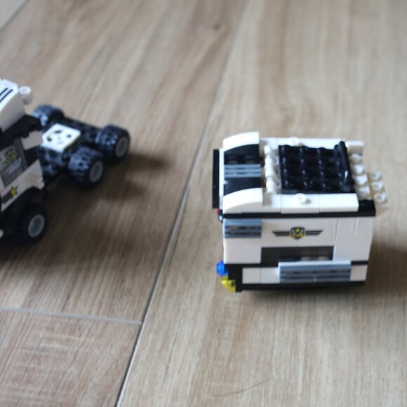 Lot of 1.283 Pounds of Legos that include Lego City SWAT Team pieces - Picture 9 of 10